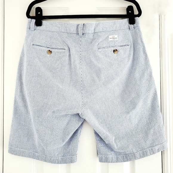 Vineyard Vines Kentucky Derby Seersucker Stretch Breaker Shorts - Picture 2 of 4